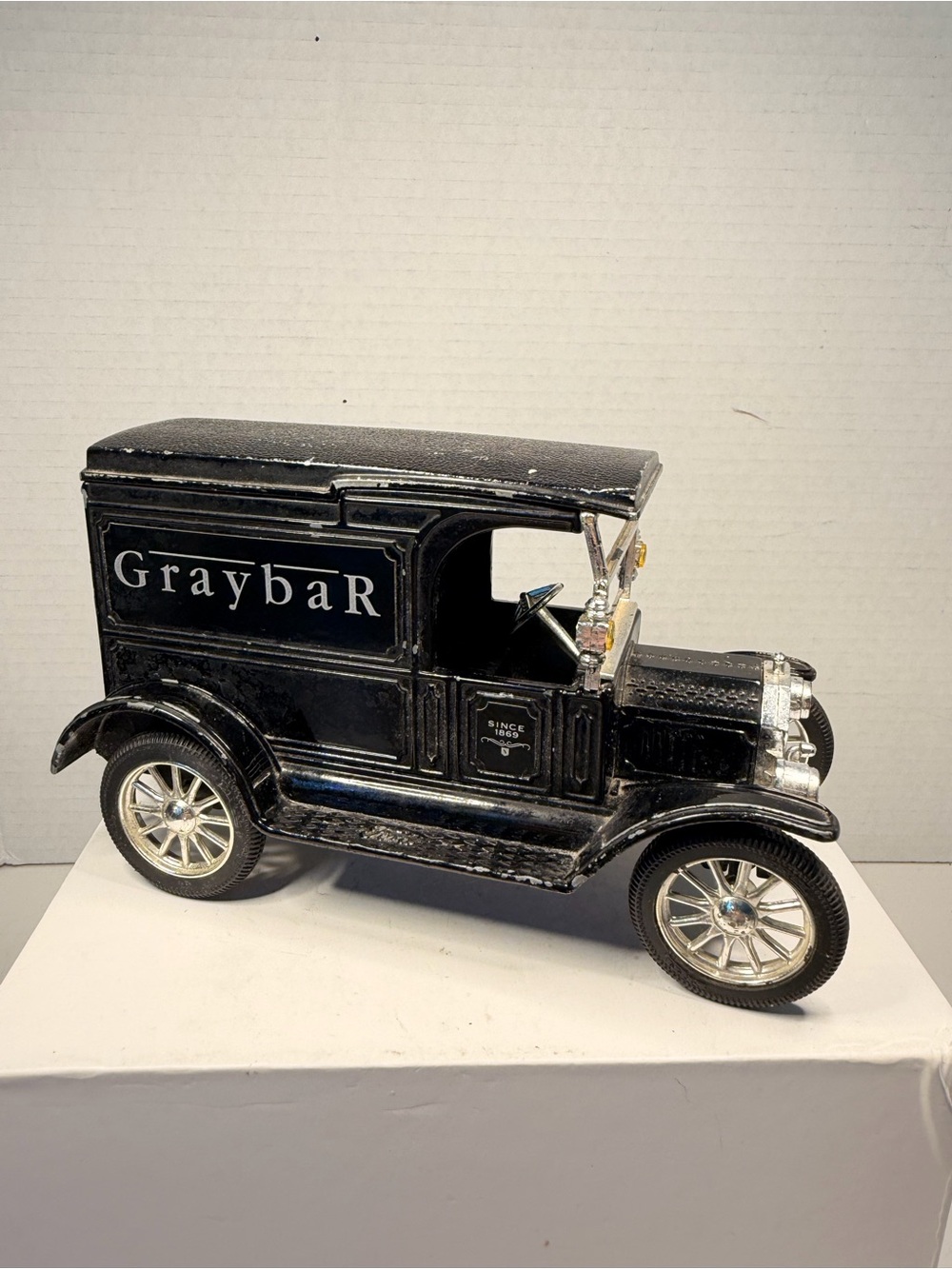 Ertl Replica Ford 1917 Model
T Van Graybar Coin Bank